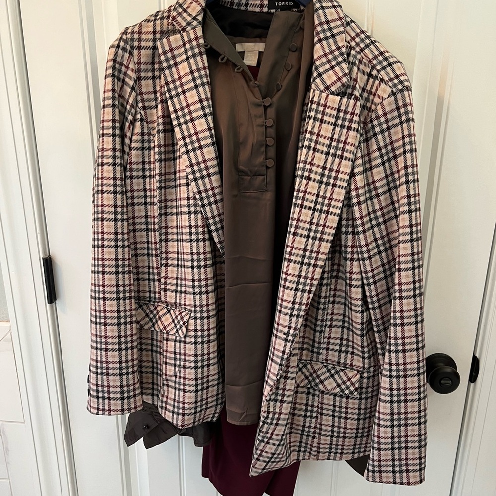 Women’s workwear bundle with jacket, pants and blouse